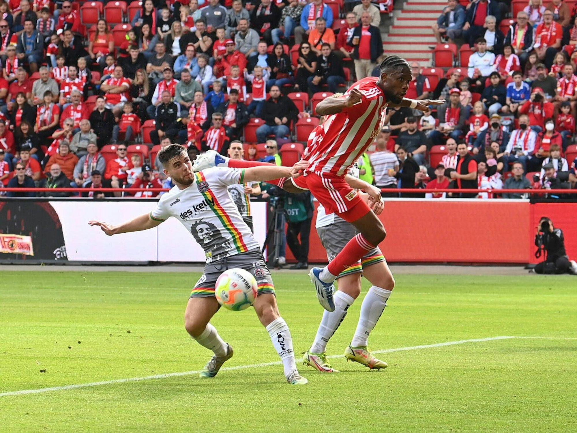 Jordan Siebatcheu im Zweikampf mit Ryan Burke.