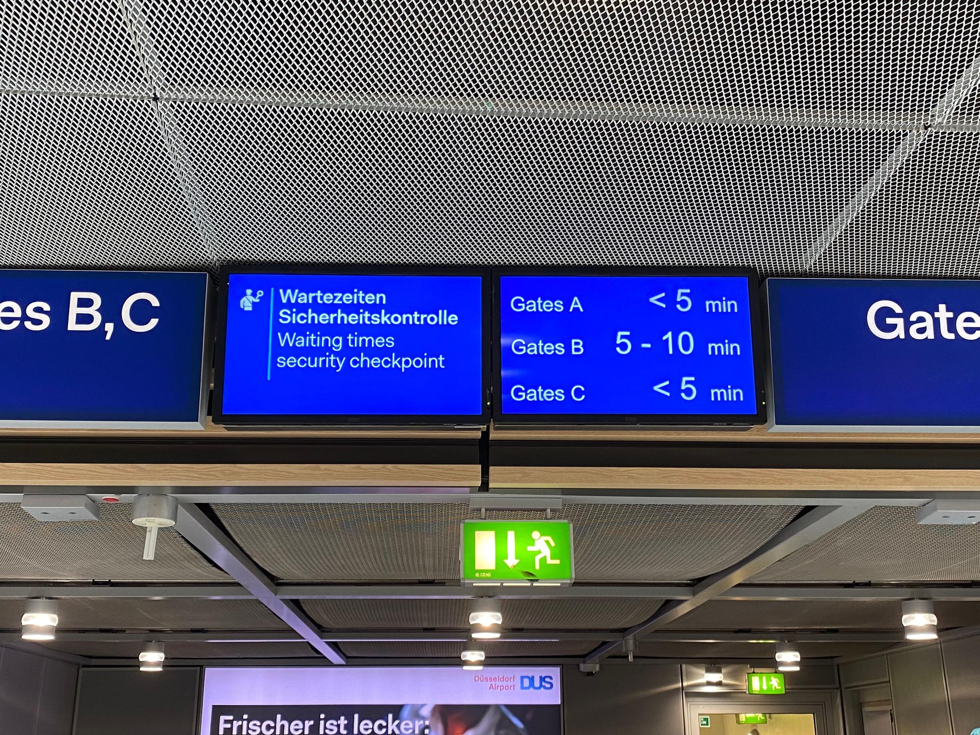 Anzeigetafel für die Wartezeiten an der Sicherheitskontrolle am 9. Juli 2022 zur frühen Mittagzeit.