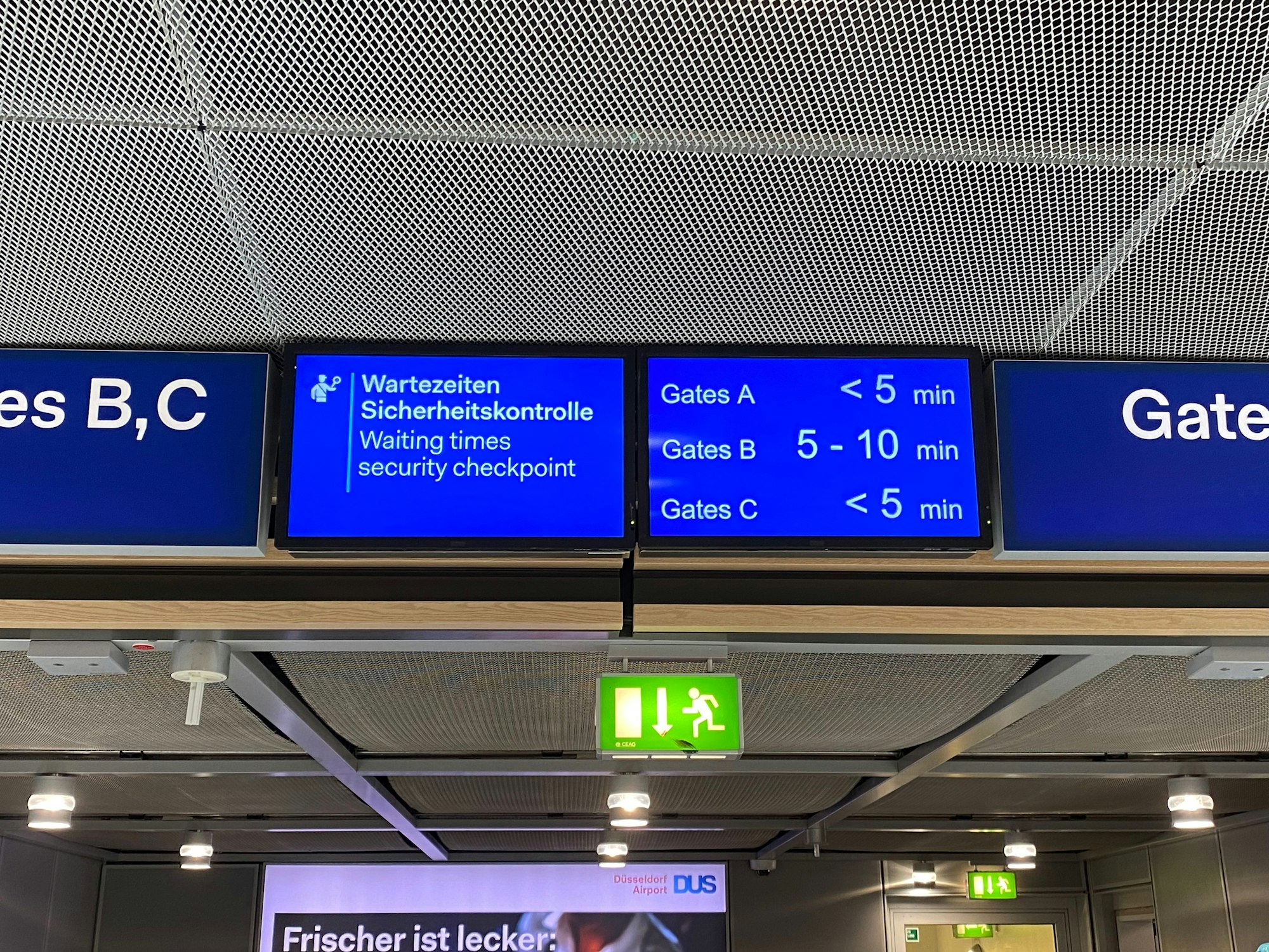 Anzeigetafel für die Wartezeiten an der Sicherheitskontrolle am 9. Juli 2022 zur frühen Mittagzeit.