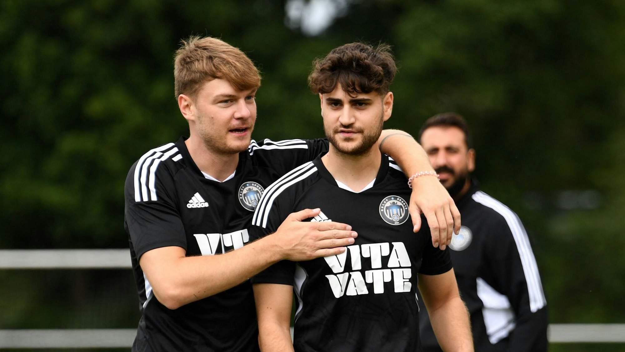 Timo Wiese und Elias Nerlich umarmen sich nach dem Spiel
