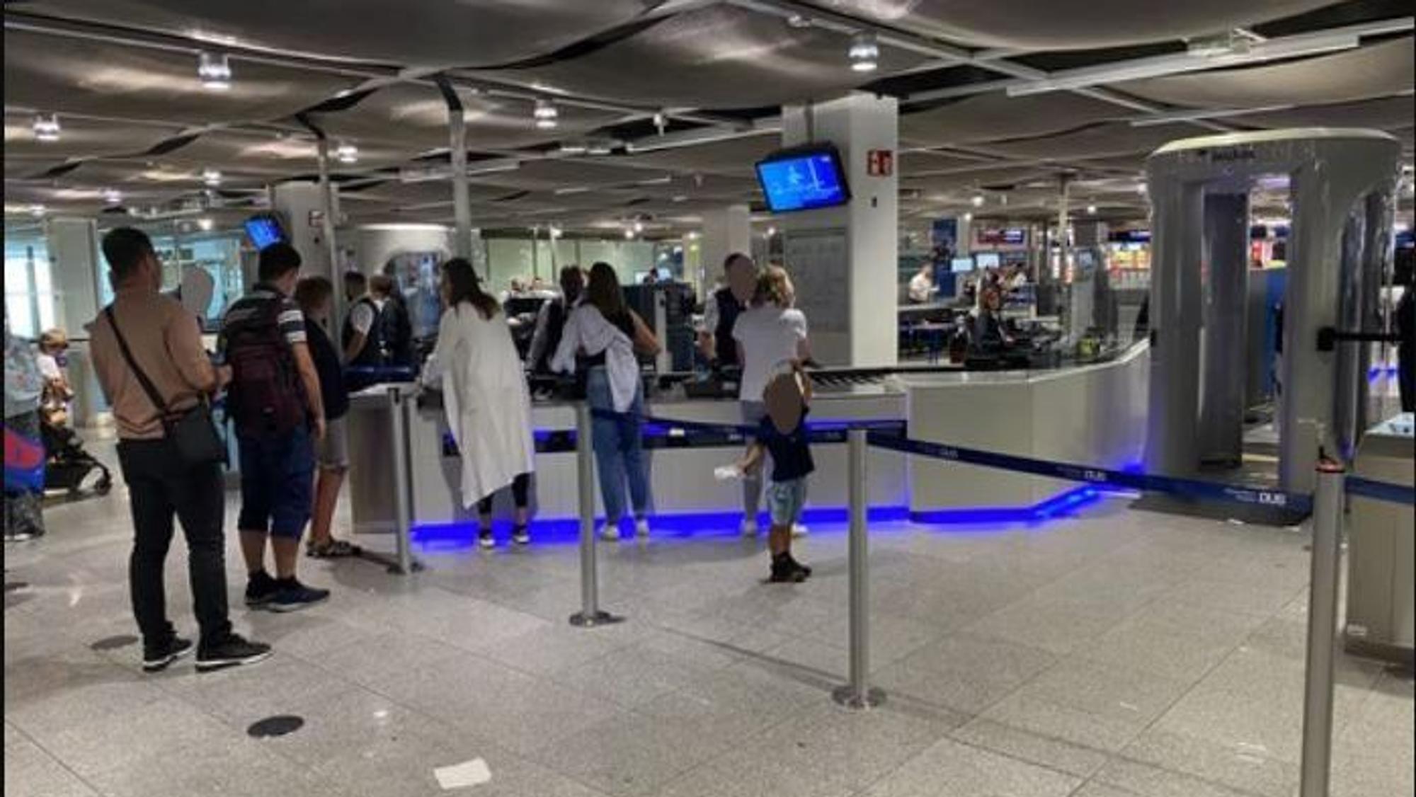 Überschaubar, die Schlange am Düsseldorfer Flughafen am 9. Juli 2022.