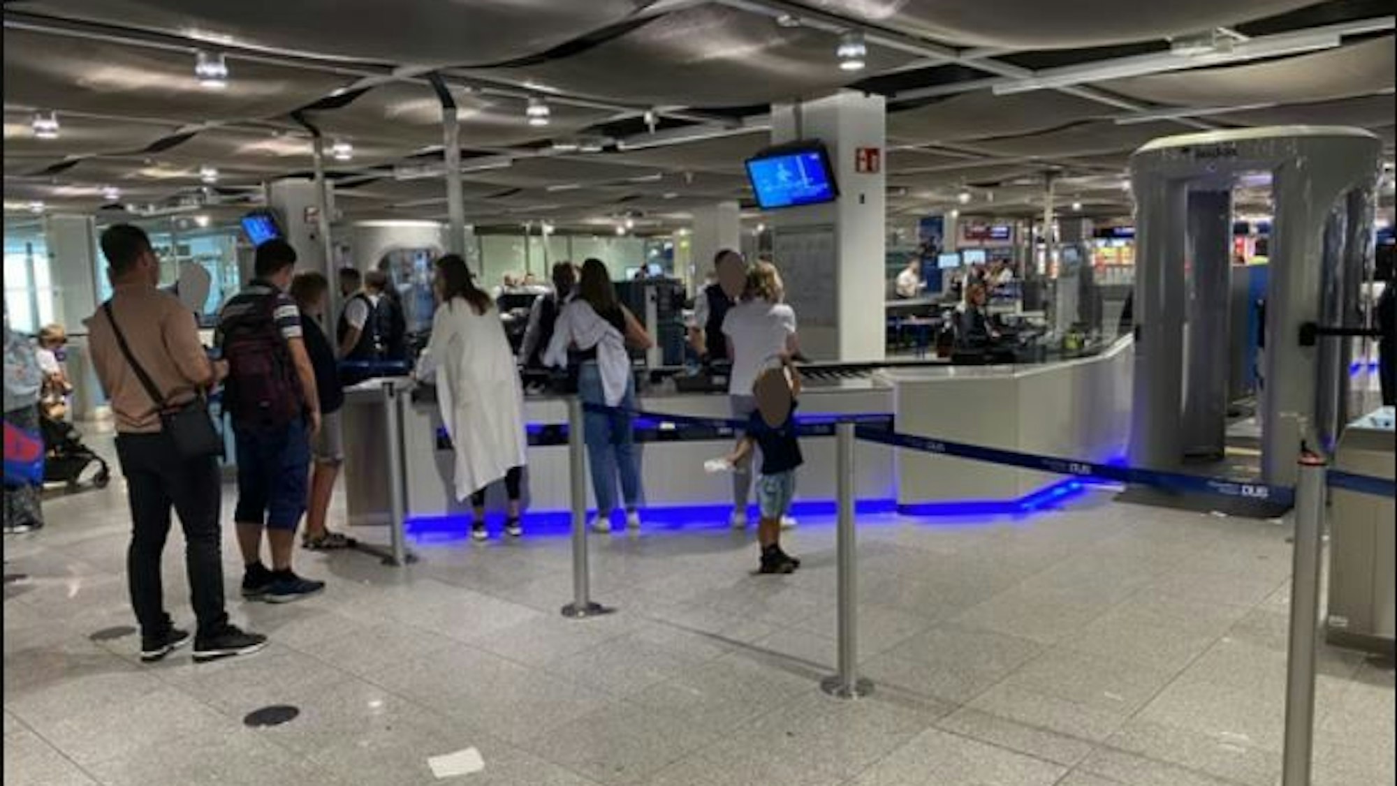 Überschaubar, die Schlange am Düsseldorfer Flughafen am 9. Juli 2022.