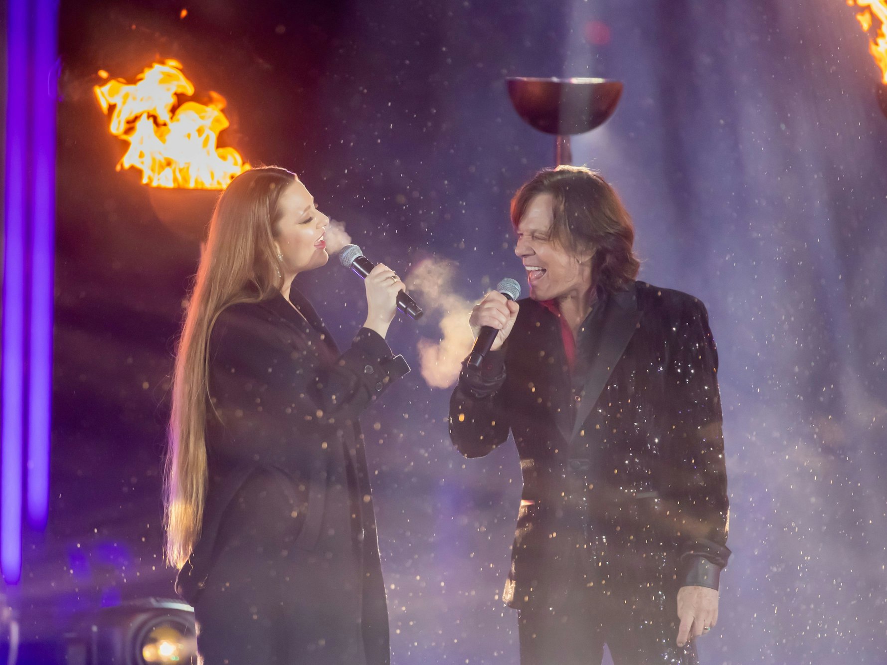 Jürgen Drews leidet an einer unheilbaren Nervenkrankheit, Tochter Joelina Drews sprach über den Gesundheitszustand ihres Vaters. Das Foto zeigt Jürgen und Joelina bei einem Auftritt am 31. Dezember 2020.