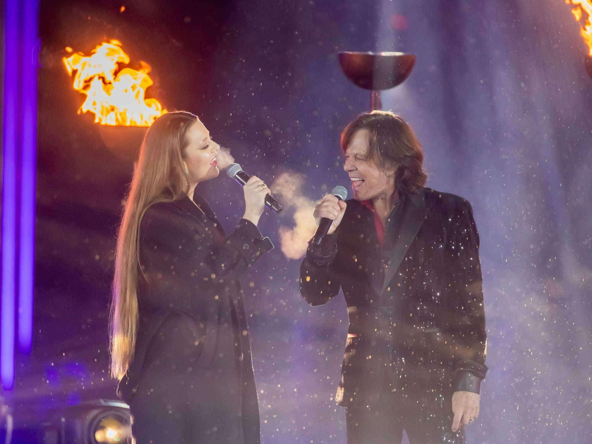 Jürgen Drews leidet an einer unheilbaren Nervenkrankheit, Tochter Joelina Drews sprach über den Gesundheitszustand ihres Vaters. Das Foto zeigt Jürgen und Joelina bei einem Auftritt am 31. Dezember 2020.