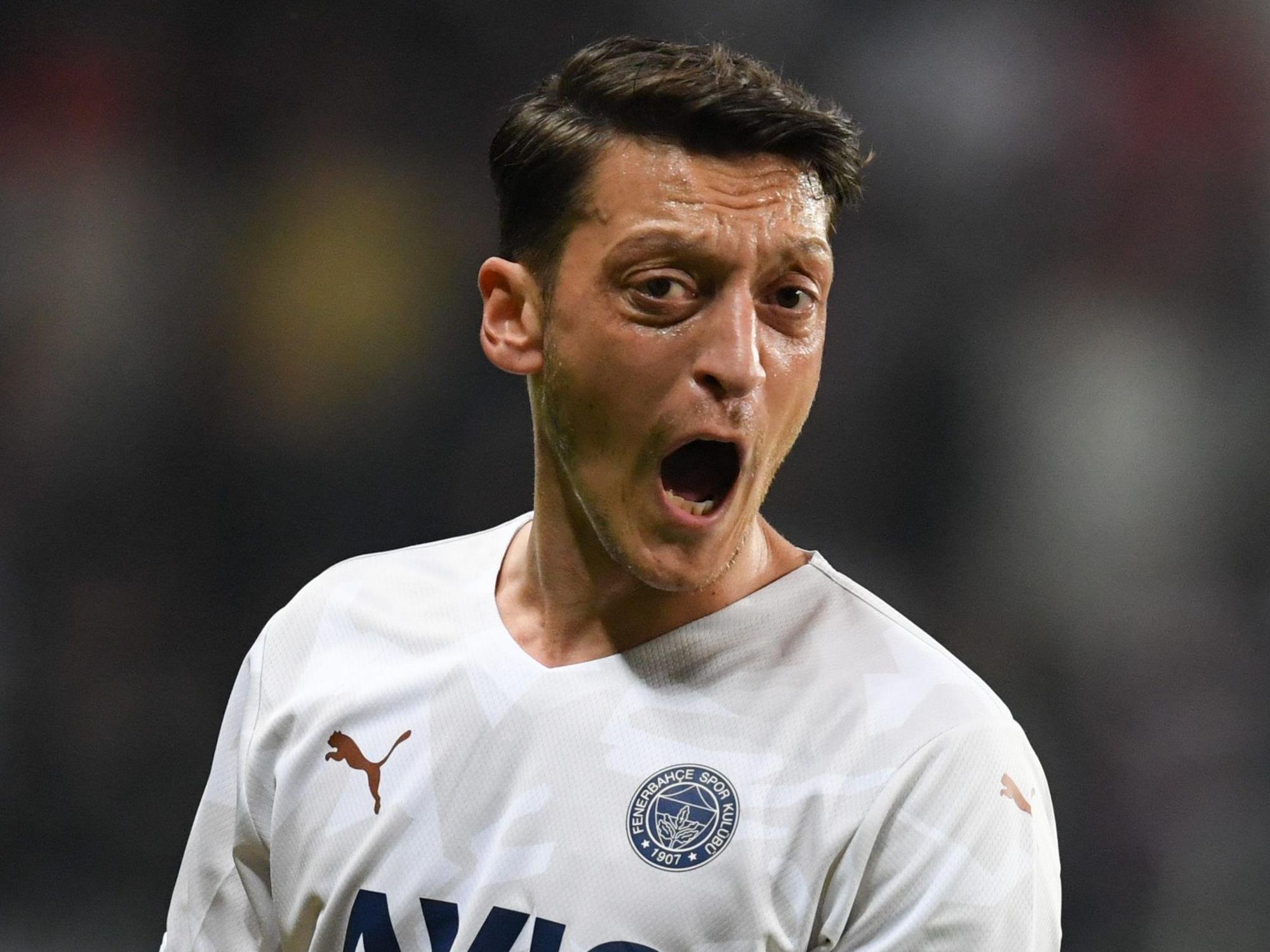 Istanbuls Mesut Özil schreit auf dem Platz.