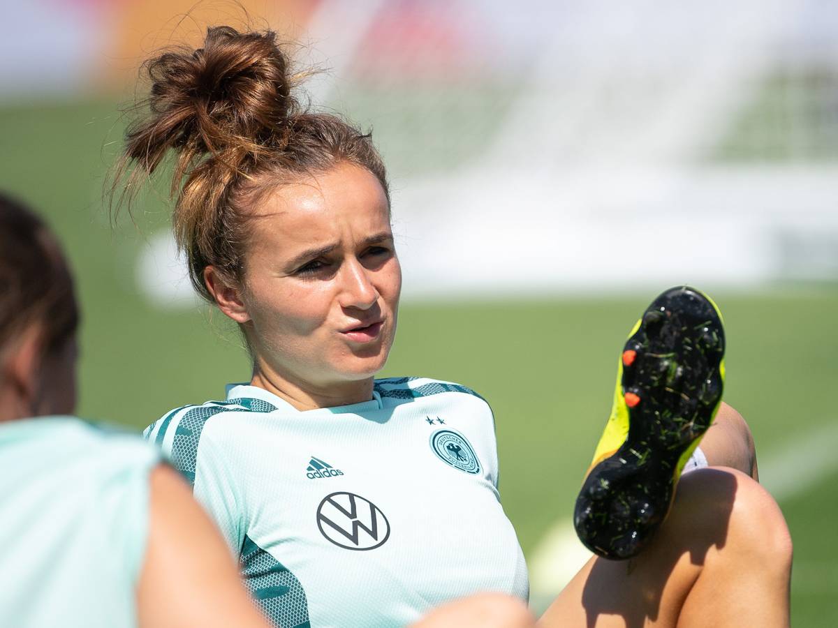 Lina Magull dehnt sich beim Training.