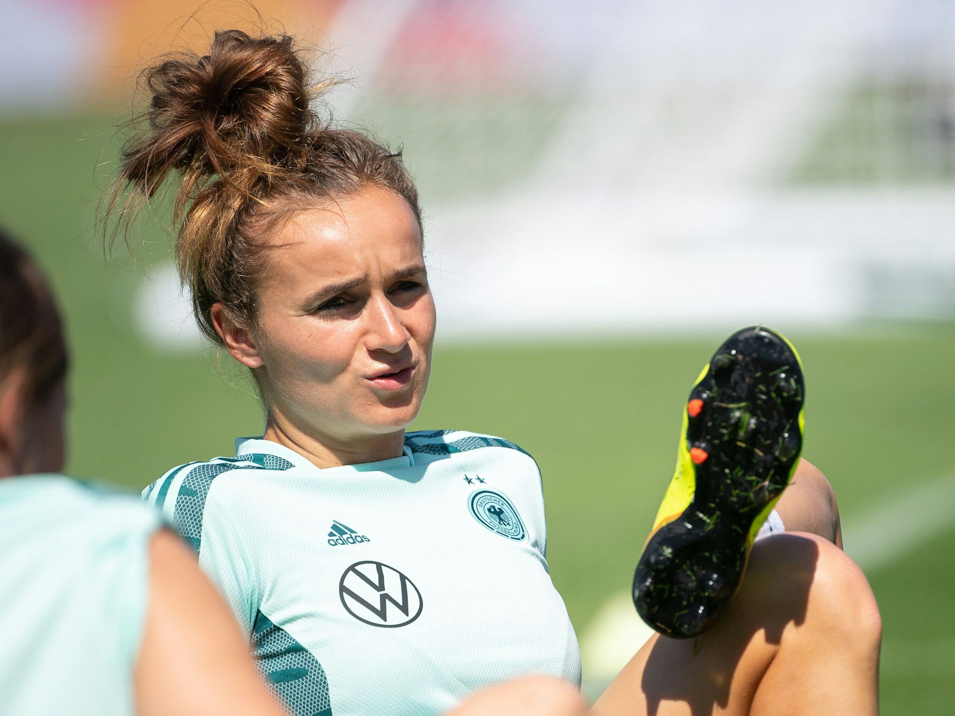 Lina Magull dehnt sich beim Training.