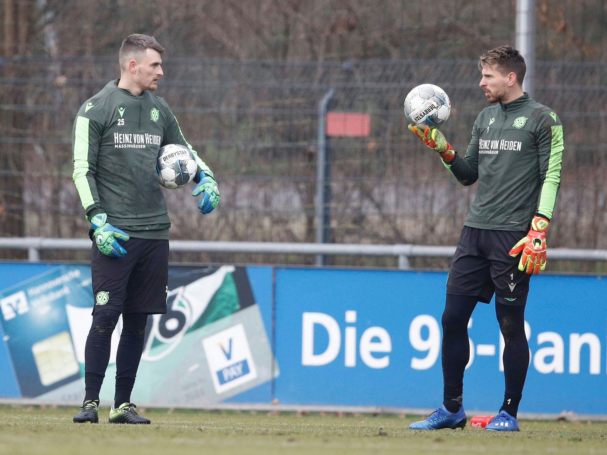 Martin Hansen mit Ron-Robert Zieler beim Training von Hannover 96.