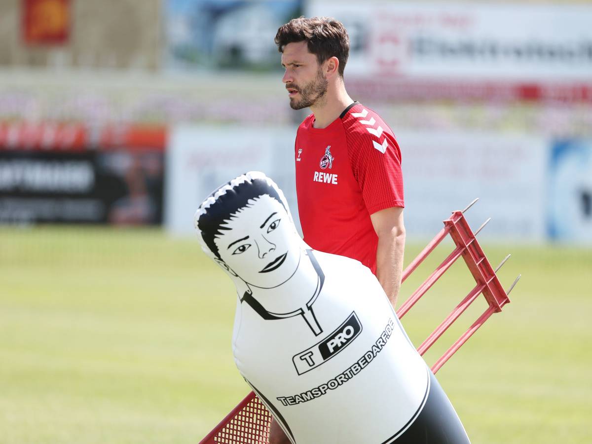 Jonas Hector räumt Trainingsutensilien vom Platz.