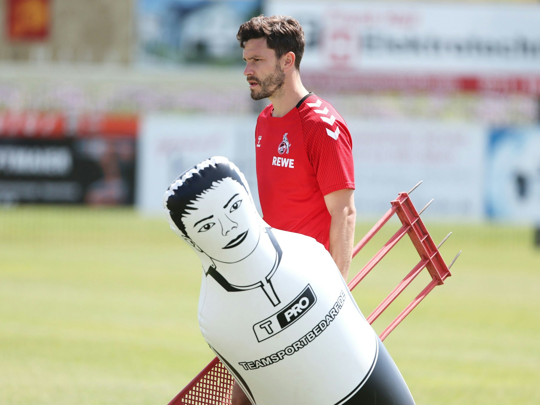 Jonas Hector räumt Trainingsutensilien vom Platz.