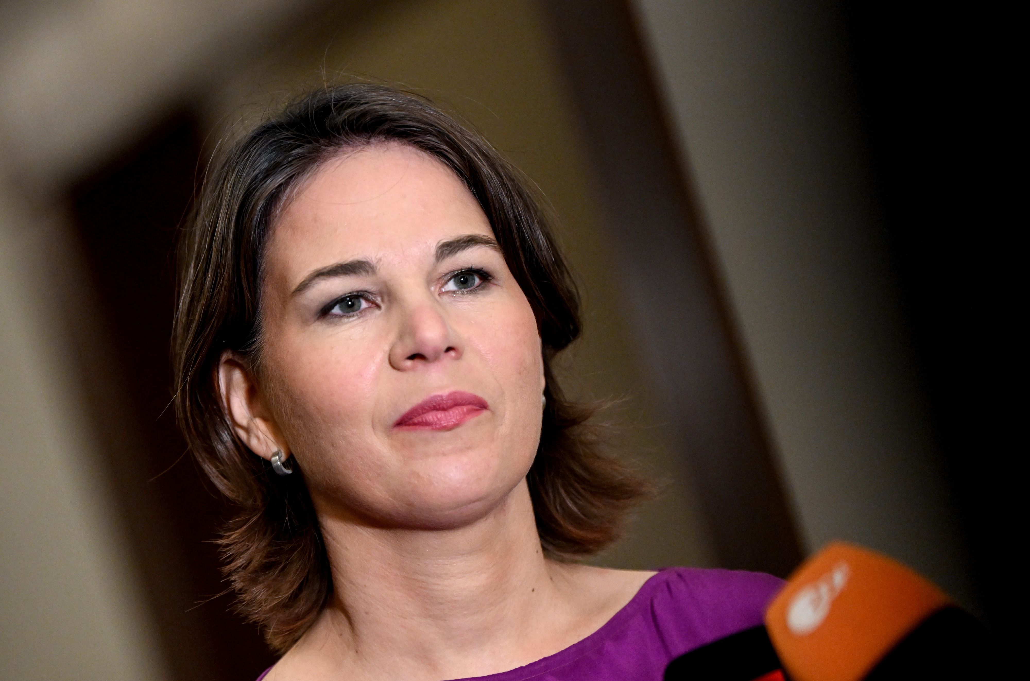 Annalena Baerbock (Bündnis 90/Die Grünen), Bundesministerin des Auswärtigen, hört sich die Fragen der Journalisten an.