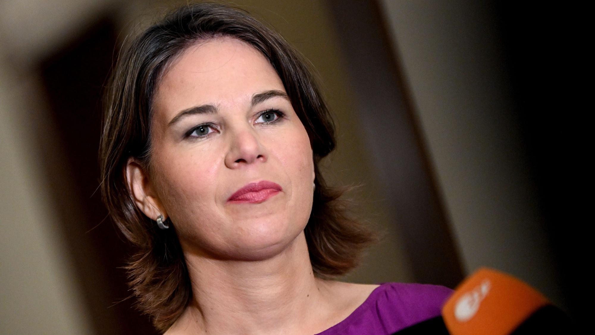 Annalena Baerbock (Bündnis 90/Die Grünen), Bundesministerin des Auswärtigen, hört sich die Fragen der Journalisten an.
