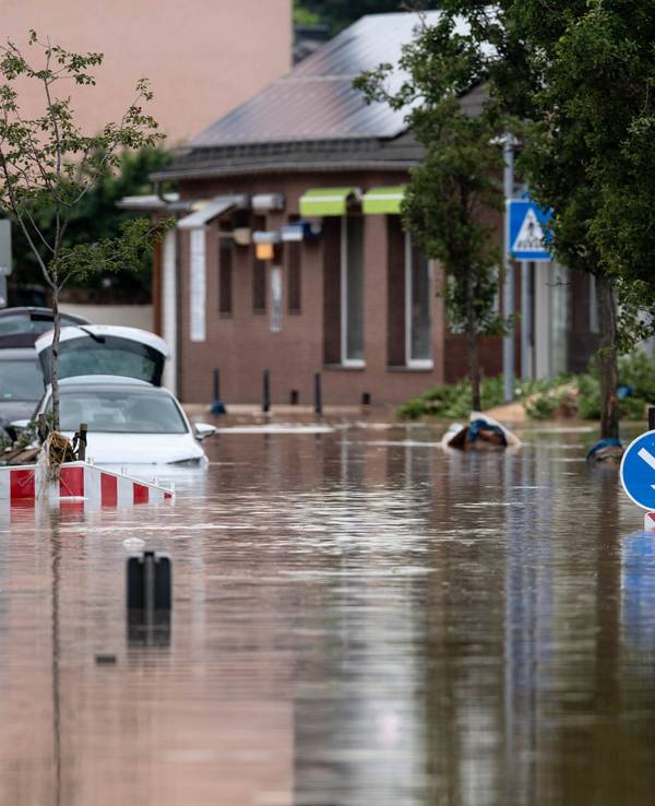 Überflutete Straße nach dem Unwetter Bernd im Jahr 2021.