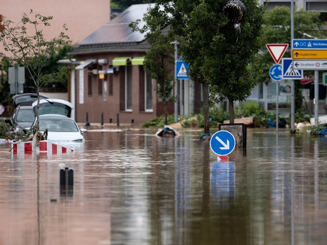 Überflutete Straße nach dem Unwetter Bernd im Jahr 2021.