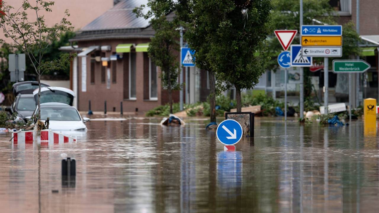 Überflutete Straße nach dem Unwetter Bernd im Jahr 2021.