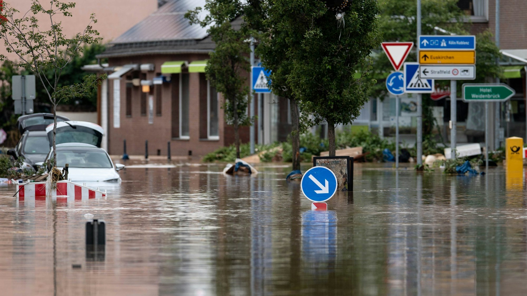 Überflutete Straße nach dem Unwetter Bernd im Jahr 2021.