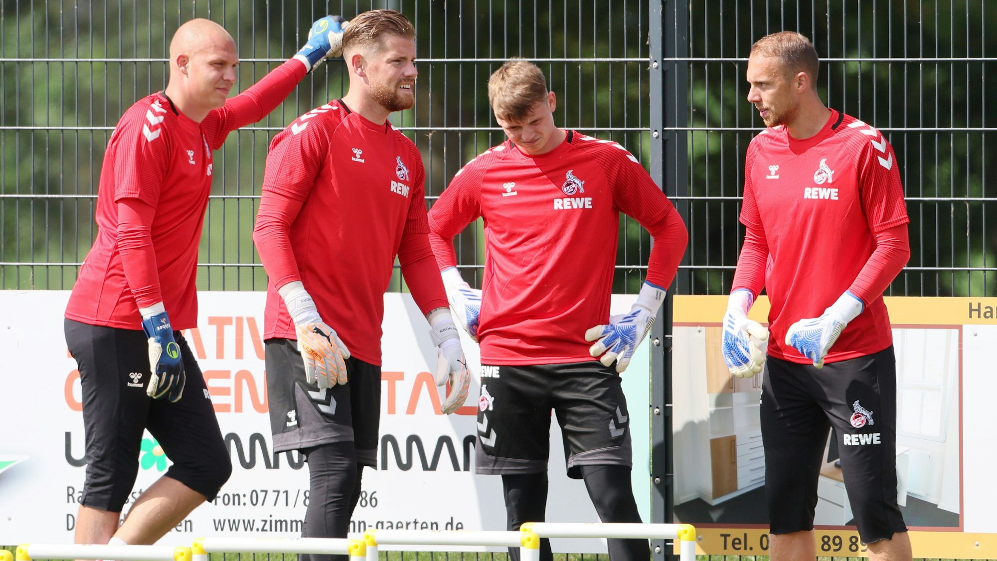 Das Torwart-Quartett des 1. FC Köln: Marvin Schwäbe, Jonas Urbig, Timo Horn und Matthias Köbbing (v.r.) am 4. Juli 2022 im Trainingslager in Donaueschingen