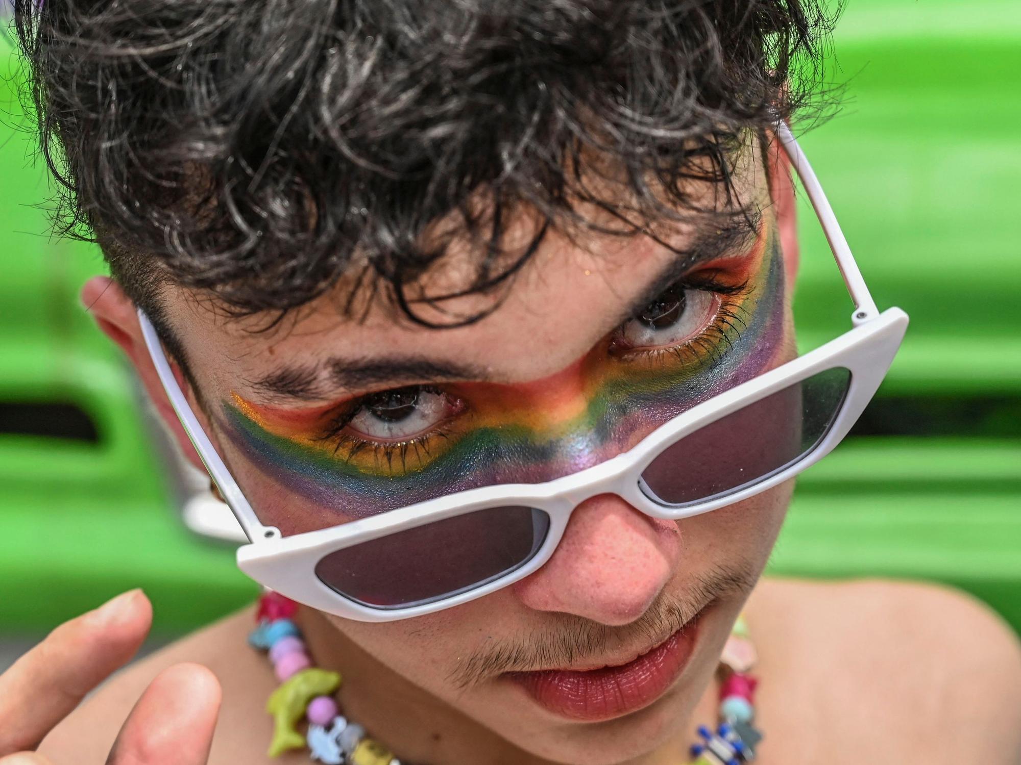 Ein junger Mann posiert während der Pride Parade in Kolumbien