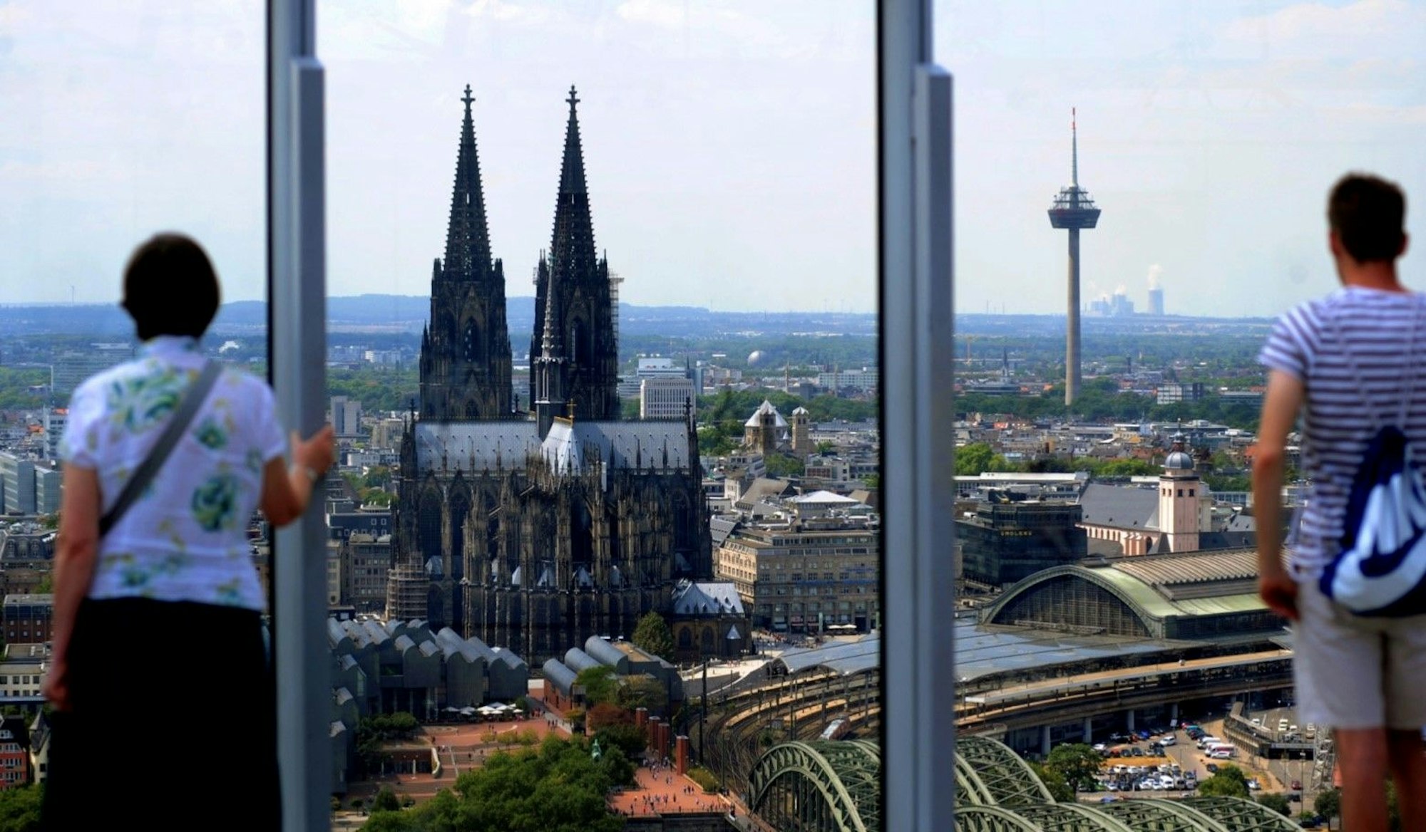 Zwei Personen genießen den Domblick auf der Plattform des Triangelturms