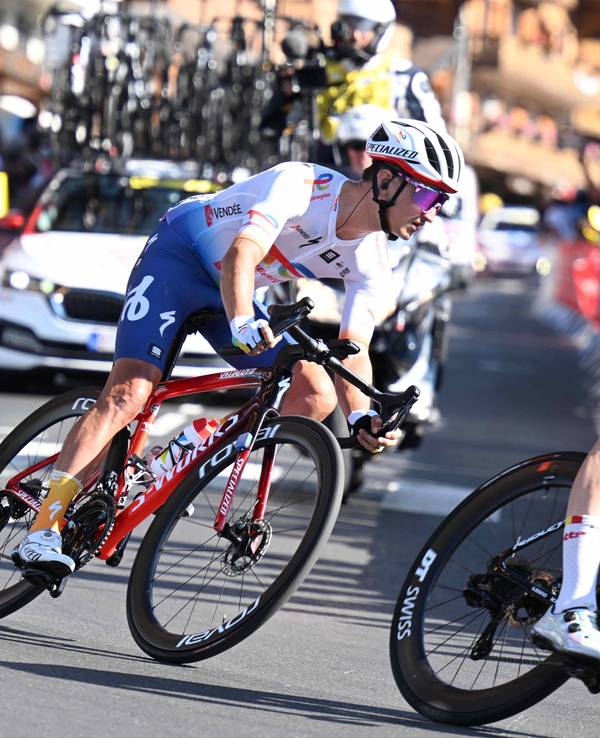 Alexis Vuillermoz fährt mit seinem Rennrad in eine Kurve.