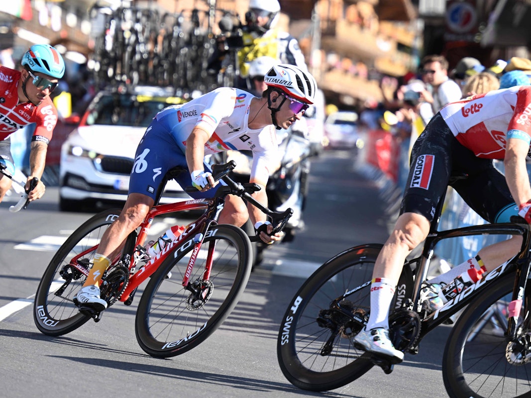 Alexis Vuillermoz fährt mit seinem Rennrad in eine Kurve.