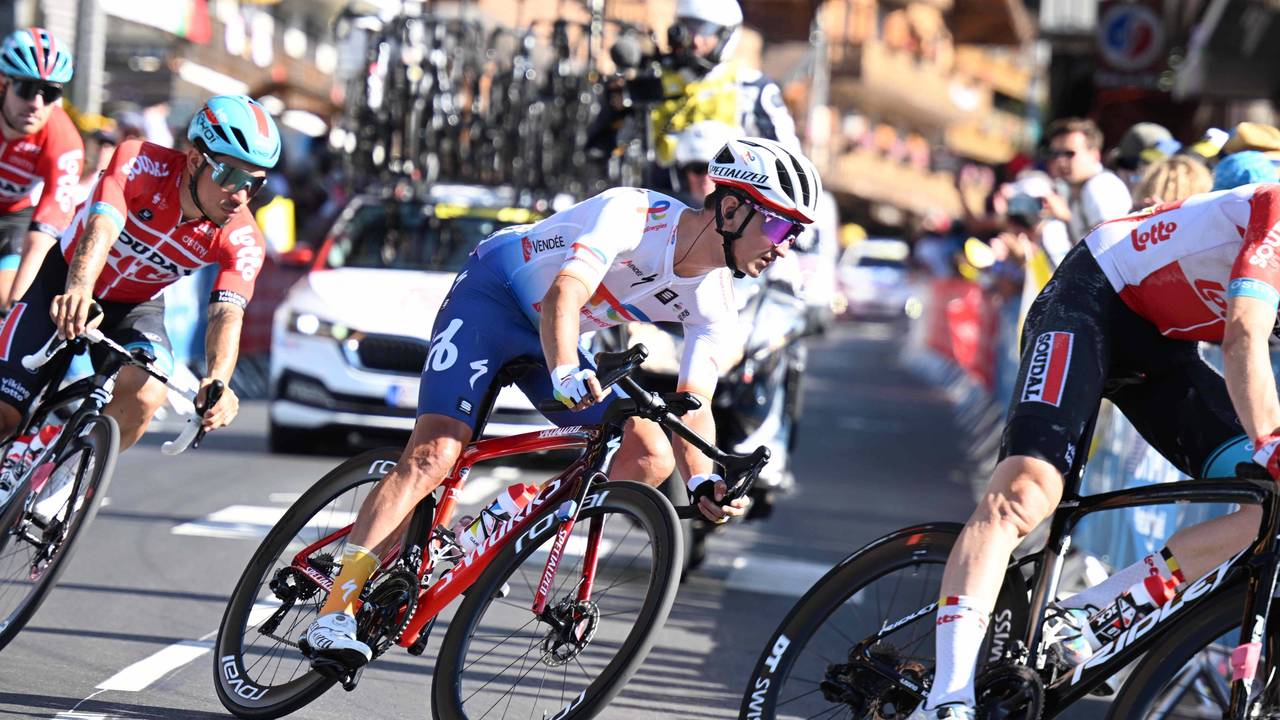 Alexis Vuillermoz fährt mit seinem Rennrad in eine Kurve.