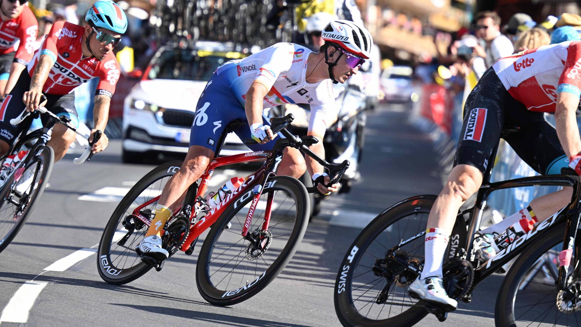 Alexis Vuillermoz fährt mit seinem Rennrad in eine Kurve.