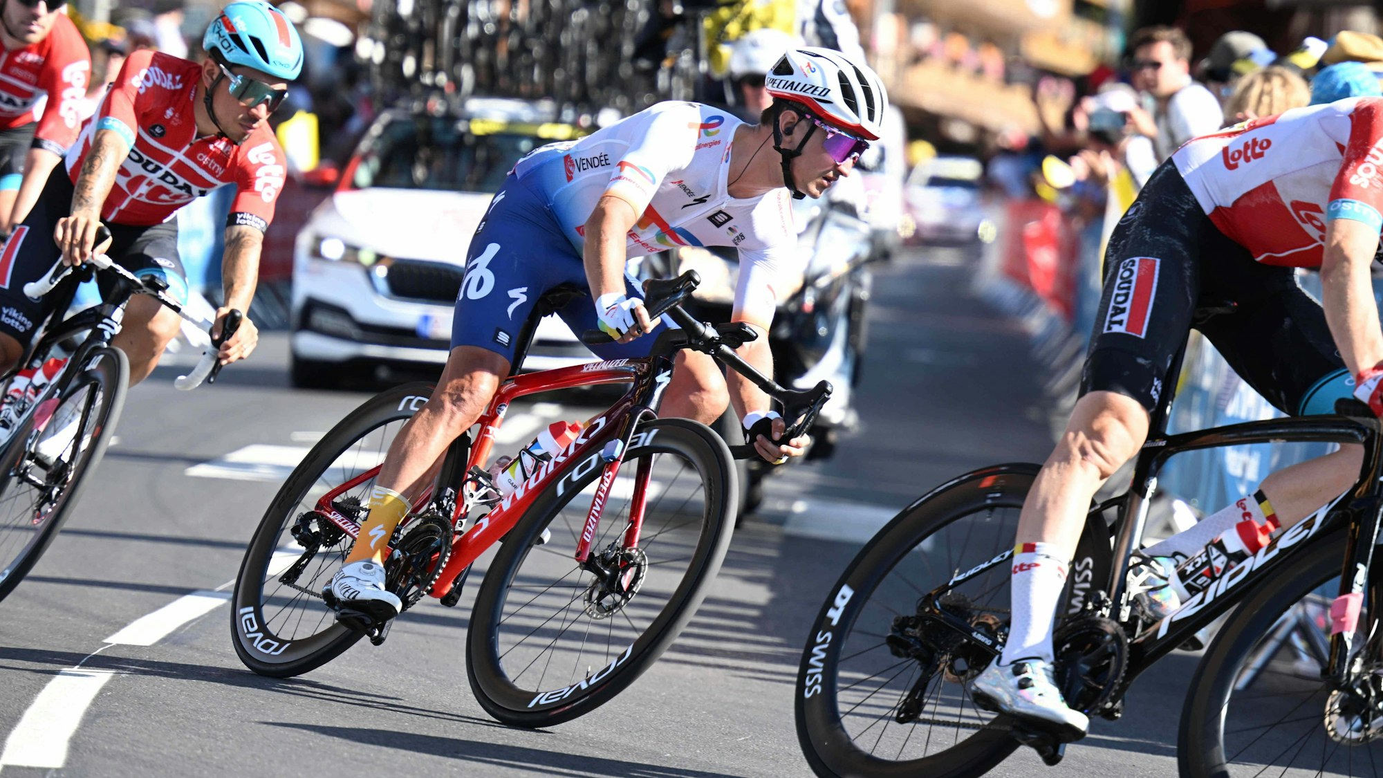 Alexis Vuillermoz fährt mit seinem Rennrad in eine Kurve.