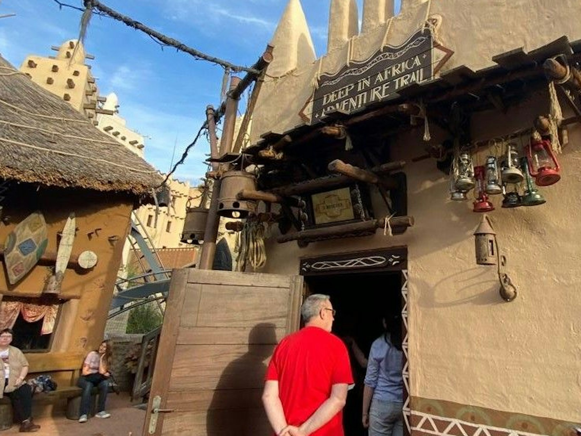 Menschen stehen am Eingang des neuen Adventure Trails im Phantasialand.