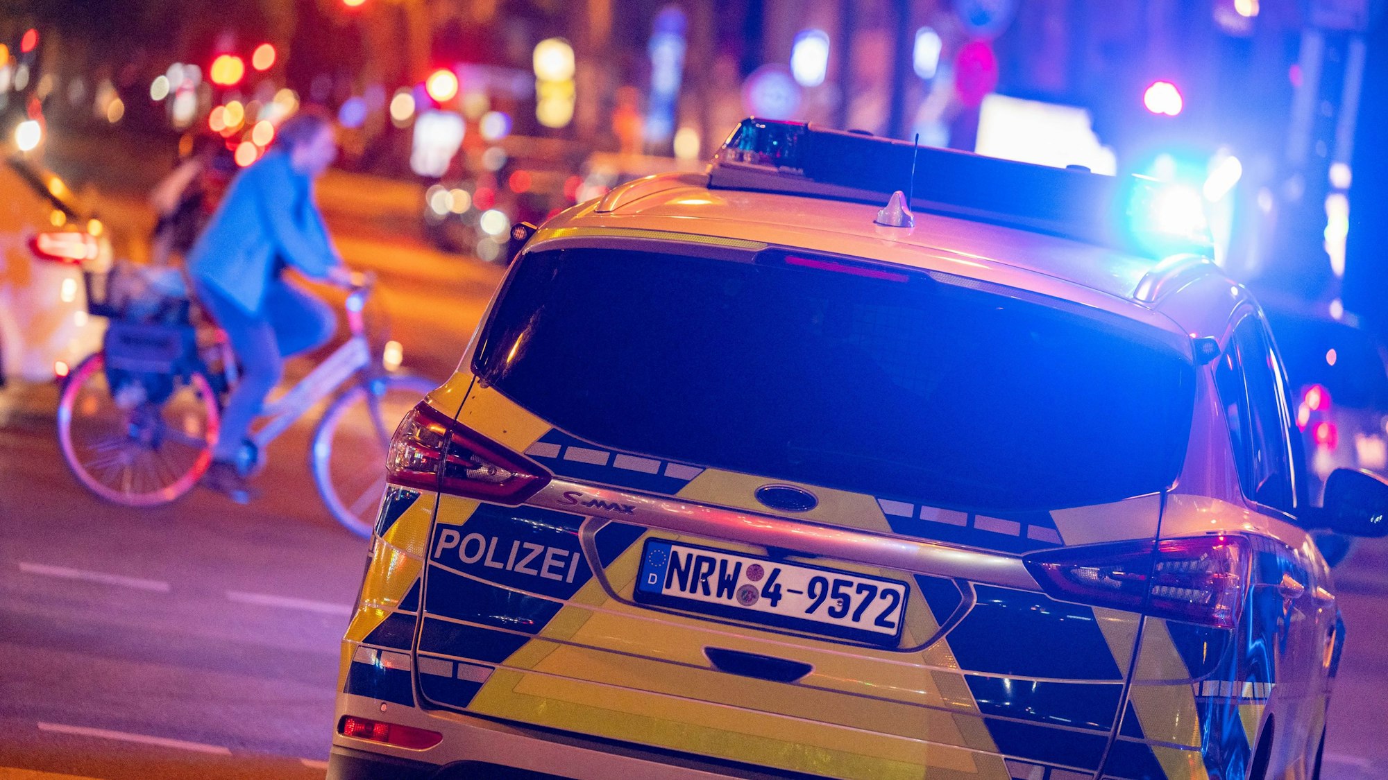 Ein Polizeiauto ist mit Blaulicht unterwegs.