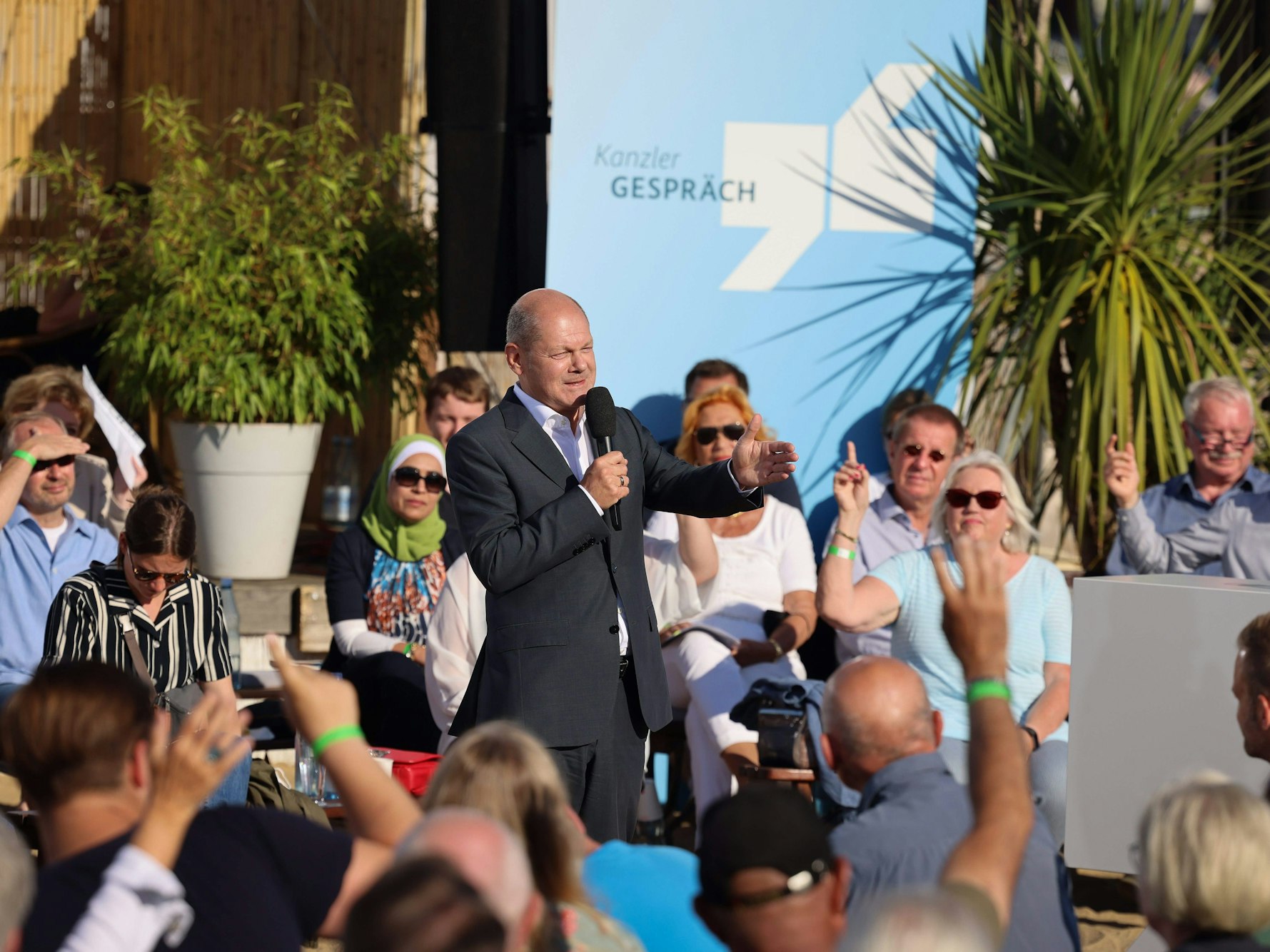 Bundeskanzler Olaf Scholz stellte sich am Montag (11. Juli 2022) beim Dialog mit ausgewählten Bürgern und Bürgerinnen im Strandsalon an der Trave in Lübeck den Fragen.