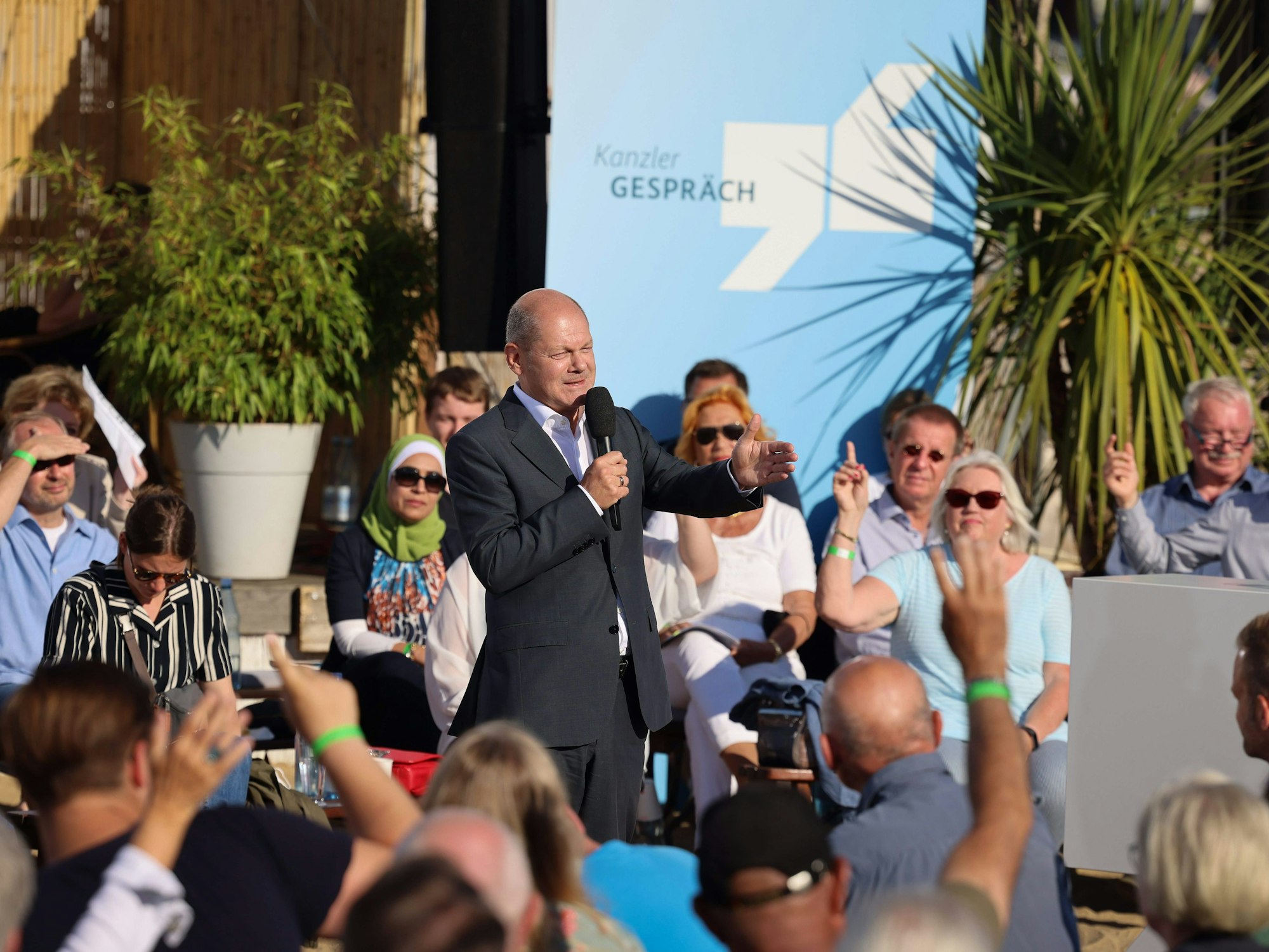 Bundeskanzler Olaf Scholz stellte sich am Montag (11. Juli 2022) beim Dialog mit ausgewählten Bürgern und Bürgerinnen im Strandsalon an der Trave in Lübeck den Fragen.