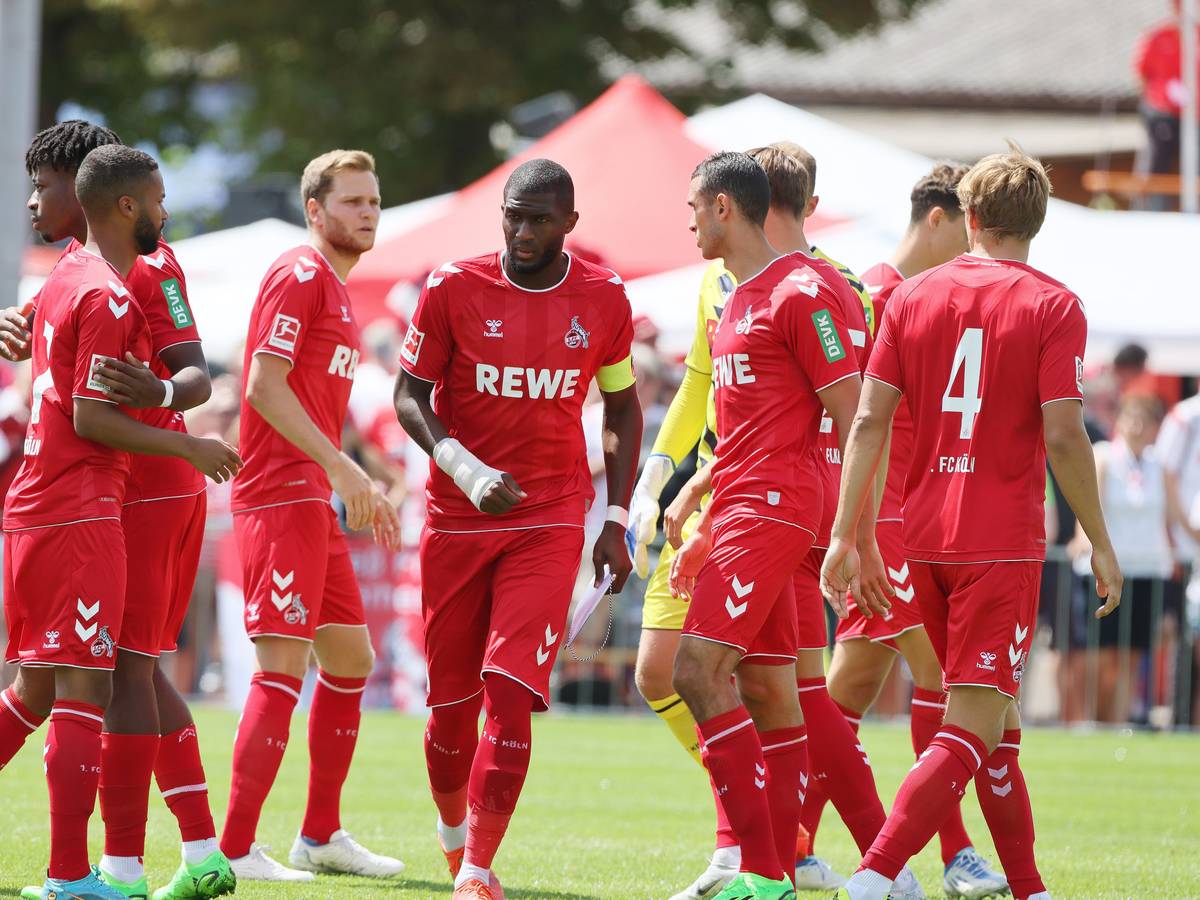 Einige Profis 1. FC Köln versammeln sich beim Testspiel gegen den Grasshopper Club Zürich.