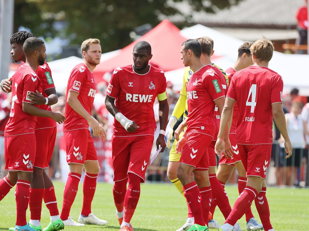 Einige Profis 1. FC Köln versammeln sich beim Testspiel gegen den Grasshopper Club Zürich.