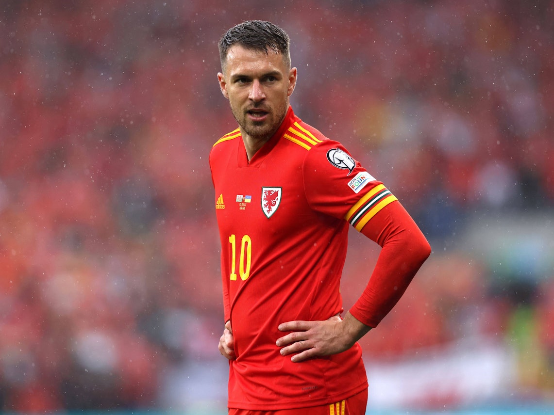 Aaron Ramsey schaut beim 3:2-Sieg gegen Belarus auf das Spielgeschehen.