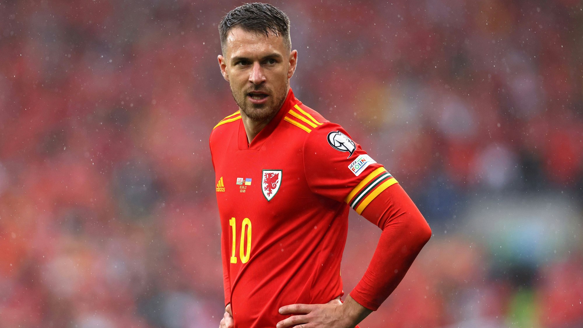 Aaron Ramsey schaut beim 3:2-Sieg gegen Belarus auf das Spielgeschehen.
