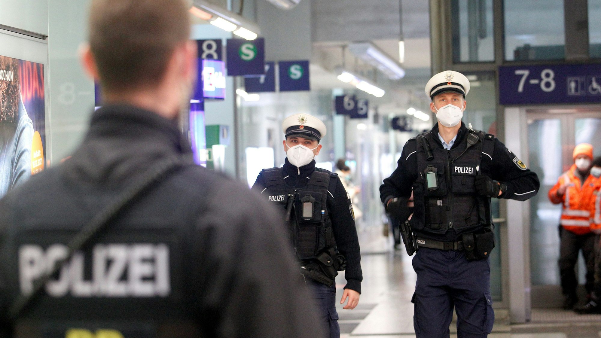 Beamte der Bundespolizei laufen im Bahnhofsgebäude von Bochum Streife.