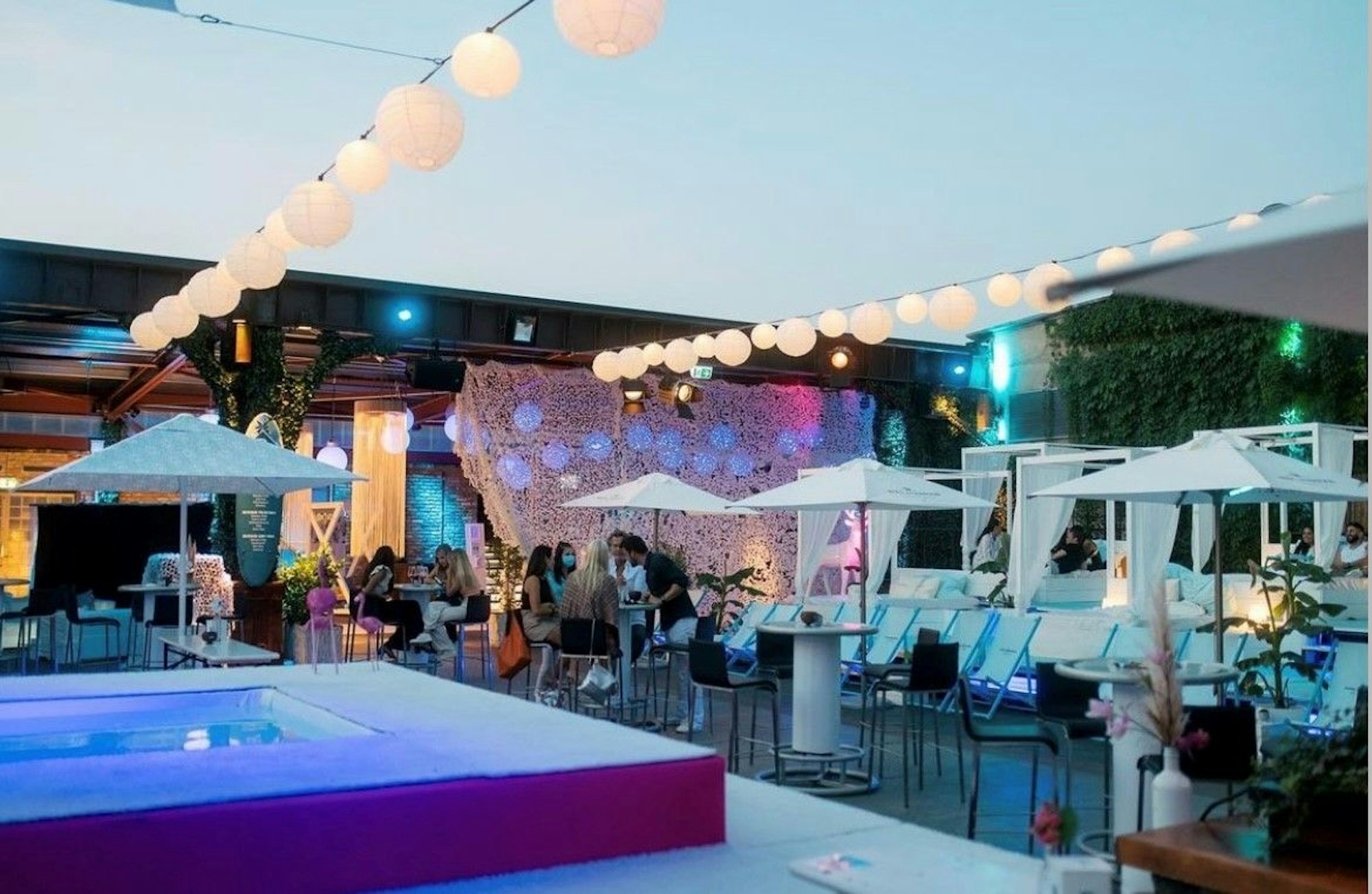 Blick auf die Location des Sala Summer Garden