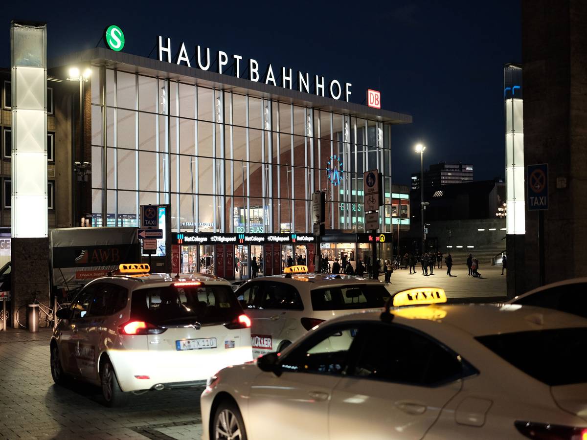 18.02.2022, Köln: Hauptbahnhof Köln. Sturm Zeynep; in weiten Teilen des Landes fallen die Züge mindestens bis Samstag Vormittag aus. Die wartendenTaxifahrer am Hauptbahnhof hoffen auf Fahrgäste . Foto: Max Grönert
