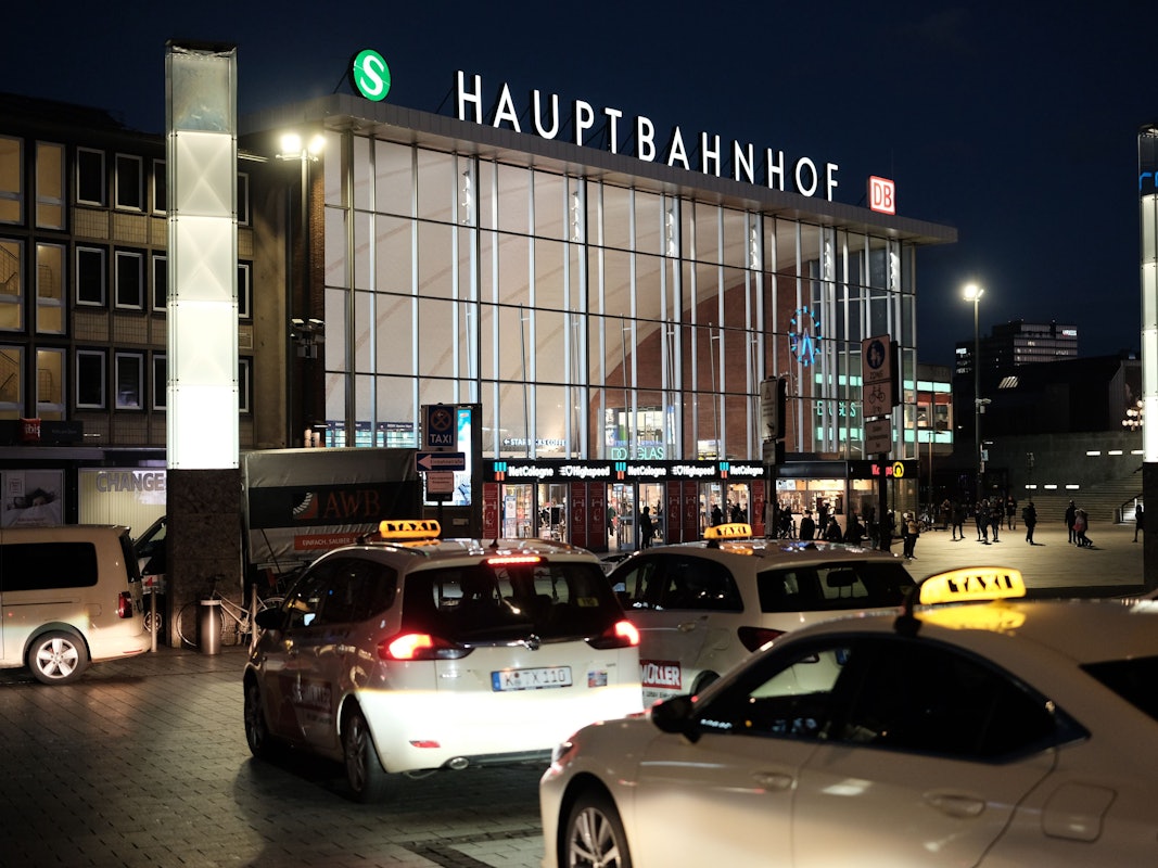 18.02.2022, Köln: Hauptbahnhof Köln. Sturm Zeynep; in weiten Teilen des Landes fallen die Züge mindestens bis Samstag Vormittag aus. Die wartendenTaxifahrer am Hauptbahnhof hoffen auf Fahrgäste . Foto: Max Grönert