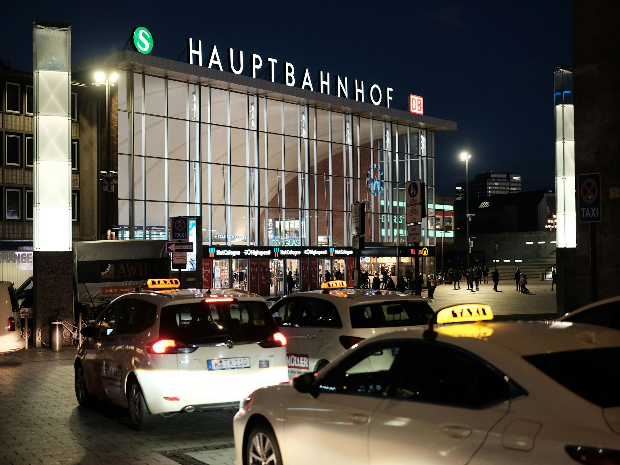 18.02.2022, Köln: Hauptbahnhof Köln. Sturm Zeynep; in weiten Teilen des Landes fallen die Züge mindestens bis Samstag Vormittag aus. Die wartendenTaxifahrer am Hauptbahnhof hoffen auf Fahrgäste . Foto: Max Grönert