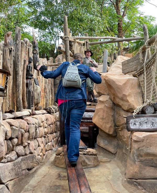 Mann geht durch neuen Adventure Trail im Phantasialand.
