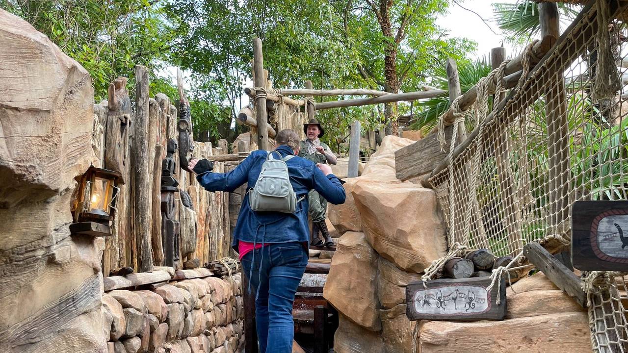 Mann geht durch neuen Adventure Trail im Phantasialand.