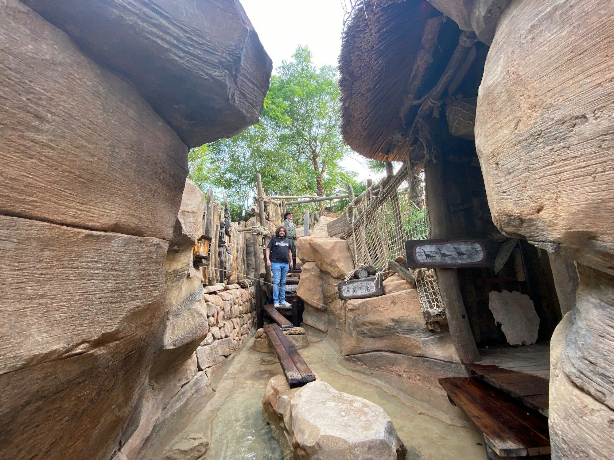 Menschen geht auf einem Pfad durch den Adventure Trail im Phantasialand.