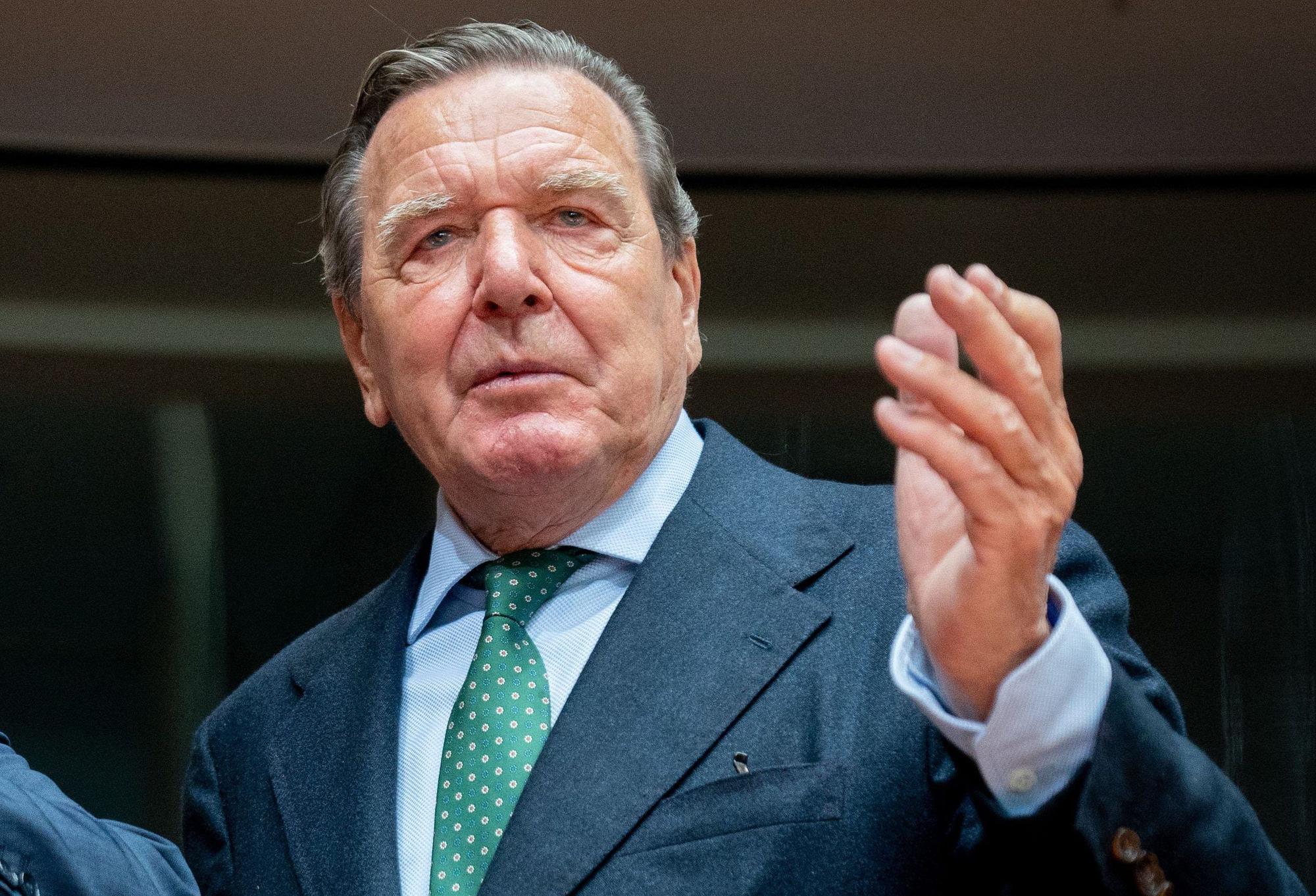 Gerhard Schröder (SPD), ehemaliger Bundeskanzler, zu Beginn einer Anhörung im Wirtschaftsausschuss des Bundestags zum Pipeline-Projekt Nord Stream 2 im Sitzungssaal.