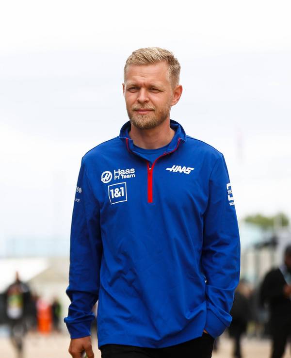 Mick Schumacher und Kevin Magnussen gehen durch das Paddock.