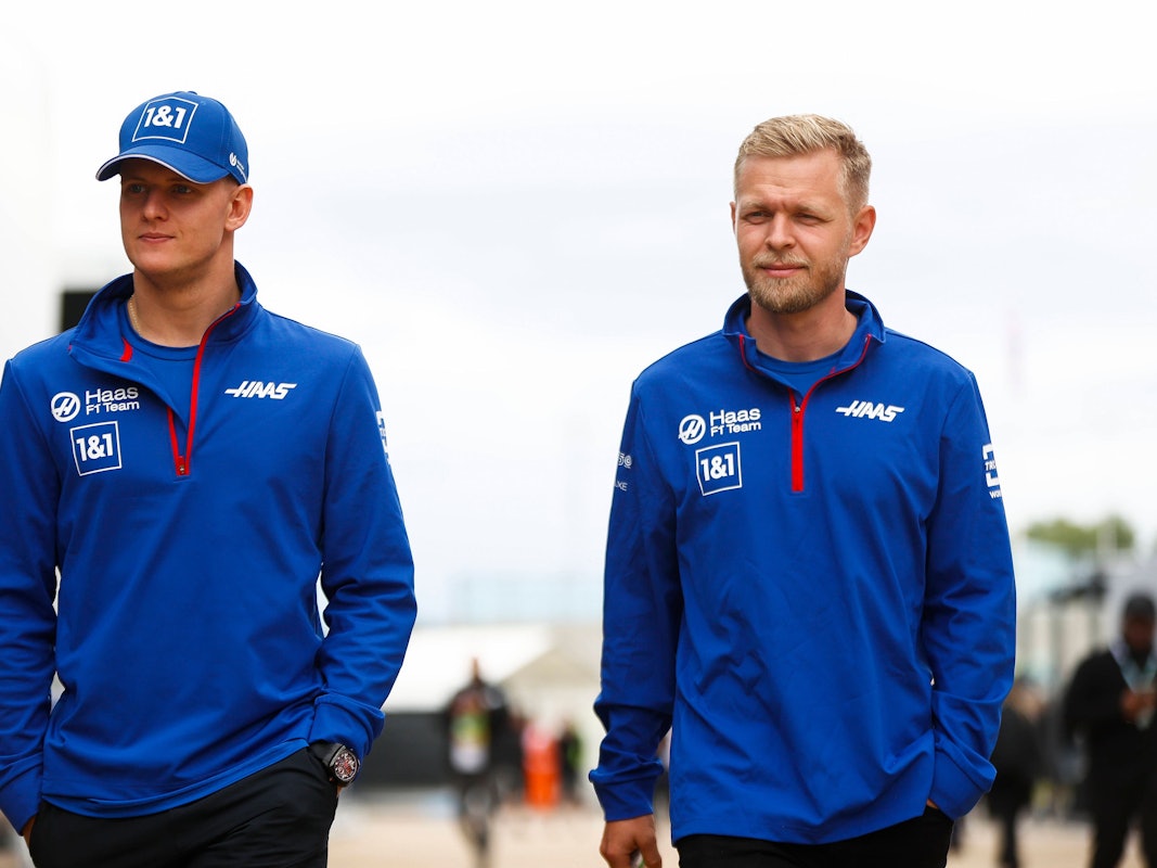 Mick Schumacher und Kevin Magnussen gehen durch das Paddock.