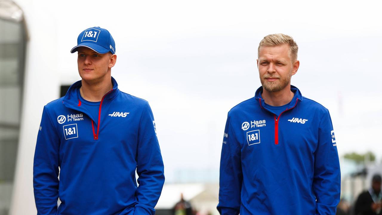 Mick Schumacher und Kevin Magnussen gehen durch das Paddock.