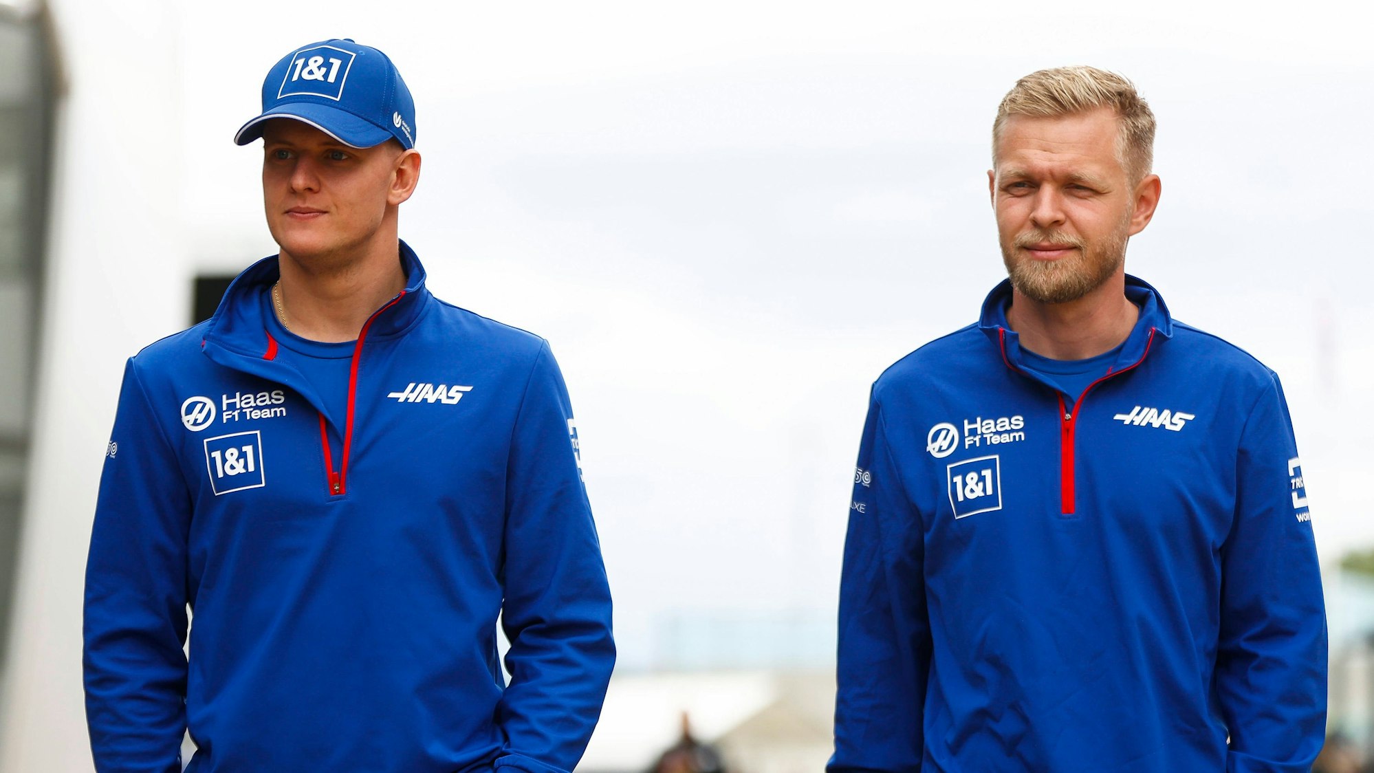 Mick Schumacher und Kevin Magnussen gehen durch das Paddock.