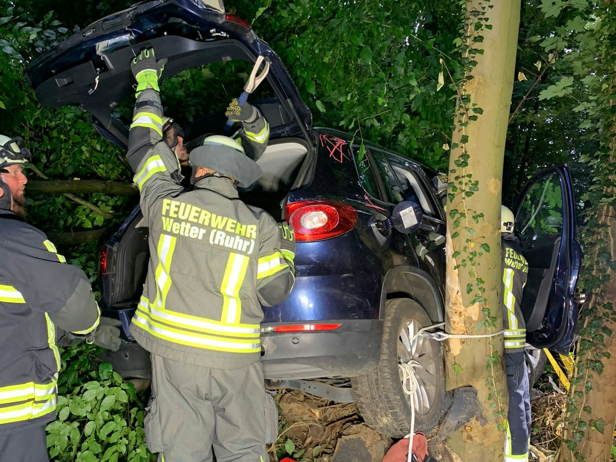 Auto steckt nach einem Unfall zwischen Bäumen fest.